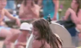 美女放屁视频,美女不慎放屁，视频走红网络